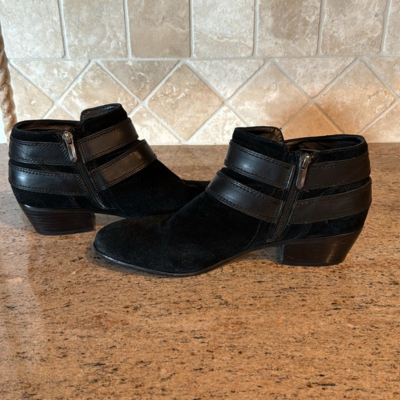 Sam Edelman woman’s bootie, side zip. Leather and suede. Size 11m - Picture 4 of 4
